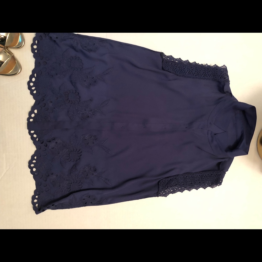 🌸 3 for $12 Navy sleeveless blouse with buttons. - Picture 7 of 8